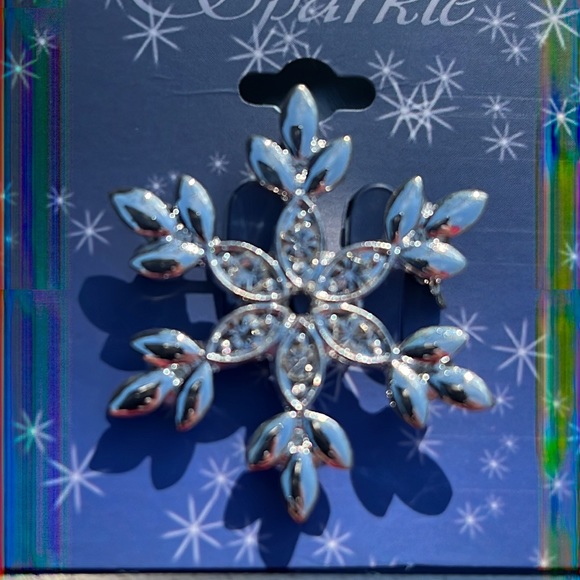 Unique New Silver tone Snowflake ❄️ Pin with center crystals. Gorgeous gift idea - Picture 2 of 4